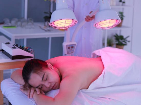 woman experiencing a relaxing redlight therapy treatment for her back